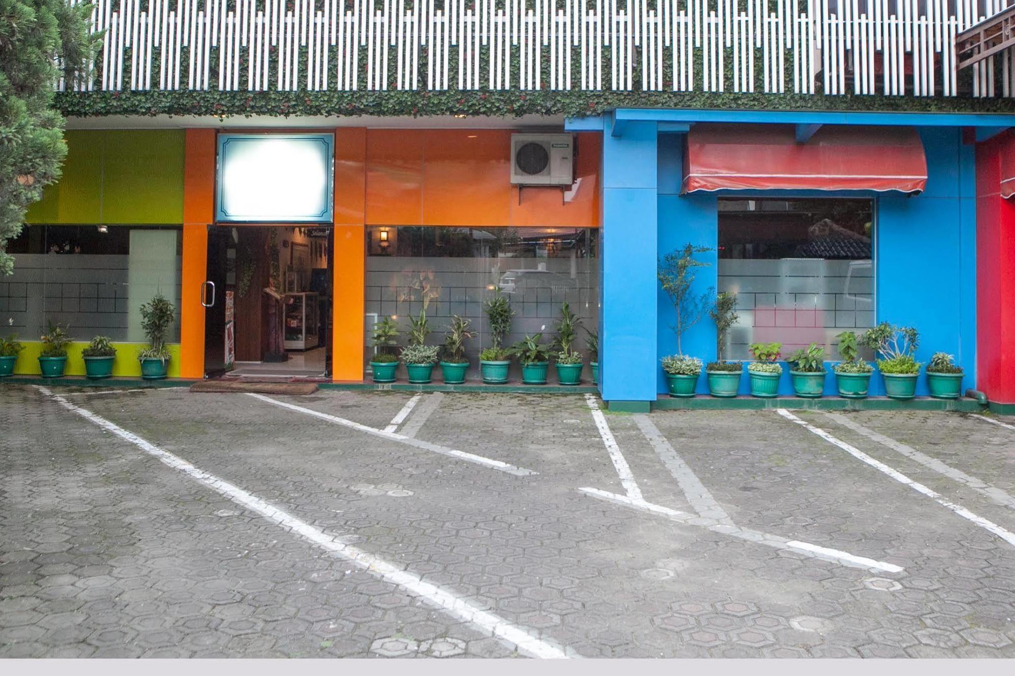 Reddoorz Plus Near Riau Street Bandung Exterior foto